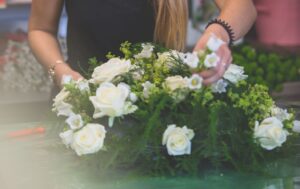 Préparation d'une composition florale pour une livraison de fleurs en Sarthe par Touchard Fleurs.