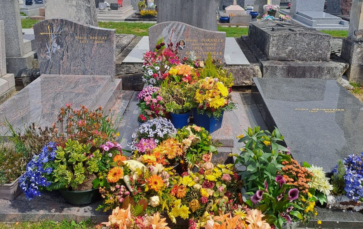 Décoration florale d'une tombe par Touchard Fleurs.