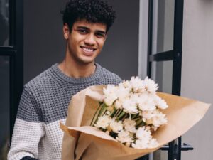 Un Papa recevant un bouquet de fleurs de Touchard Fleurs pour la fête des pères.